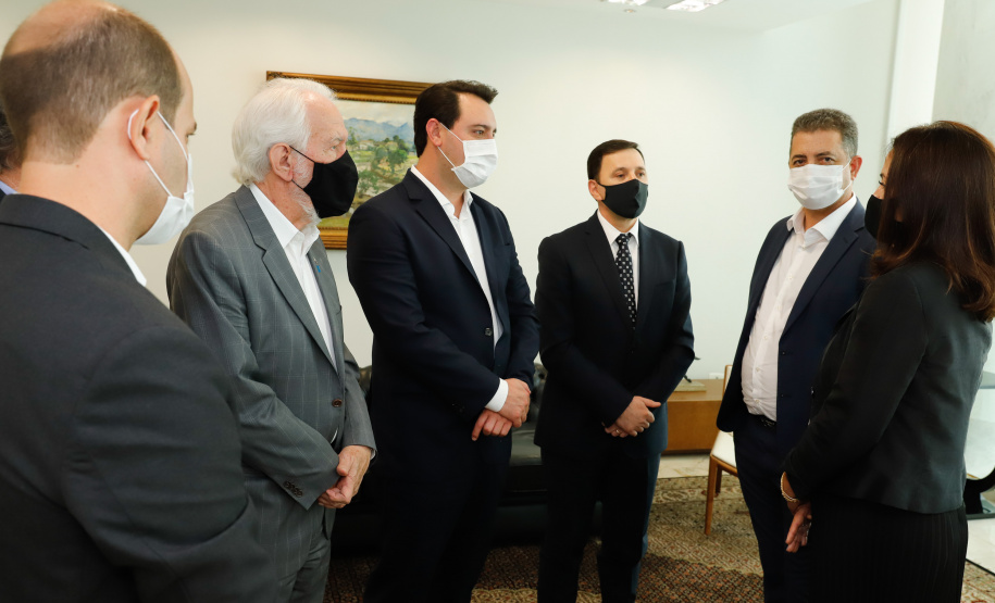 A Gelprime, empresa do grupo Vancouros, anunciou nesta terça-feira (20) um investimento de cerca de R$ 300 milhões em um complexo industrial em Ibiporã, no Norte do Paraná.  A assinatura do acordo com a Secretaria da Fazenda aconteceu no Palácio Iguaçu e contou com a participação do governador Carlos Massa Ratinho Junior e do presidente da empresa, Edson Vanzella Pereira de Souza.