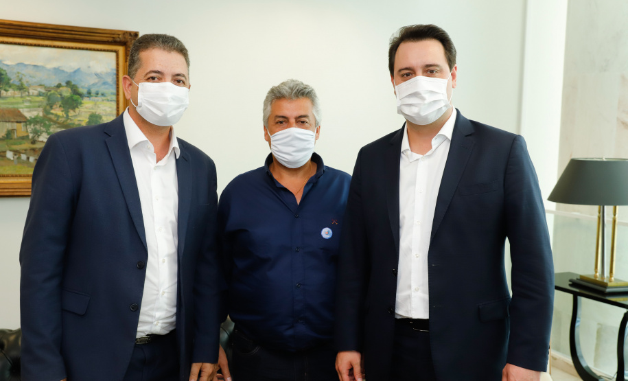 A Gelprime, empresa do grupo Vancouros, anunciou nesta terça-feira (20) um investimento de cerca de R$ 300 milhões em um complexo industrial em Ibiporã, no Norte do Paraná.  A assinatura do acordo com a Secretaria da Fazenda aconteceu no Palácio Iguaçu e contou com a participação do governador Carlos Massa Ratinho Junior e do presidente da empresa, Edson Vanzella Pereira de Souza.