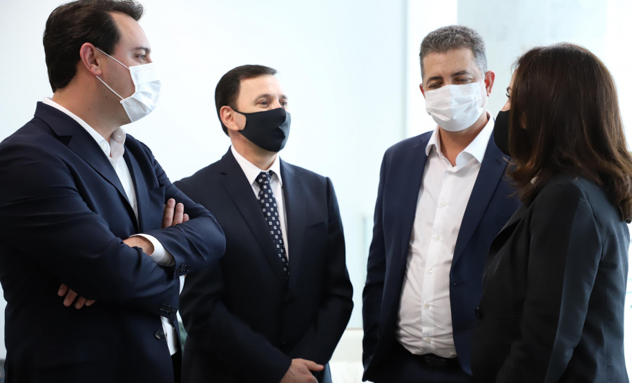 A Gelprime, empresa do grupo Vancouros, anunciou nesta terça-feira (20) um investimento de cerca de R$ 300 milhões em um complexo industrial em Ibiporã, no Norte do Paraná. A assinatura do acordo com a Secretaria da Fazenda aconteceu no Palácio Iguaçu e contou com a participação do governador Carlos Massa Ratinho Junior e do presidente da empresa, Edson Vanzella Pereira de Souza.