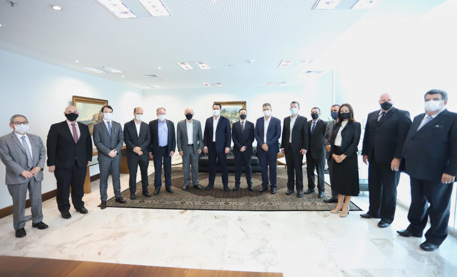 A Gelprime, empresa do grupo Vancouros, anunciou nesta terça-feira (20) um investimento de cerca de R$ 300 milhões em um complexo industrial em Ibiporã, no Norte do Paraná. A assinatura do acordo com a Secretaria da Fazenda aconteceu no Palácio Iguaçu e contou com a participação do governador Carlos Massa Ratinho Junior e do presidente da empresa, Edson Vanzella Pereira de Souza.