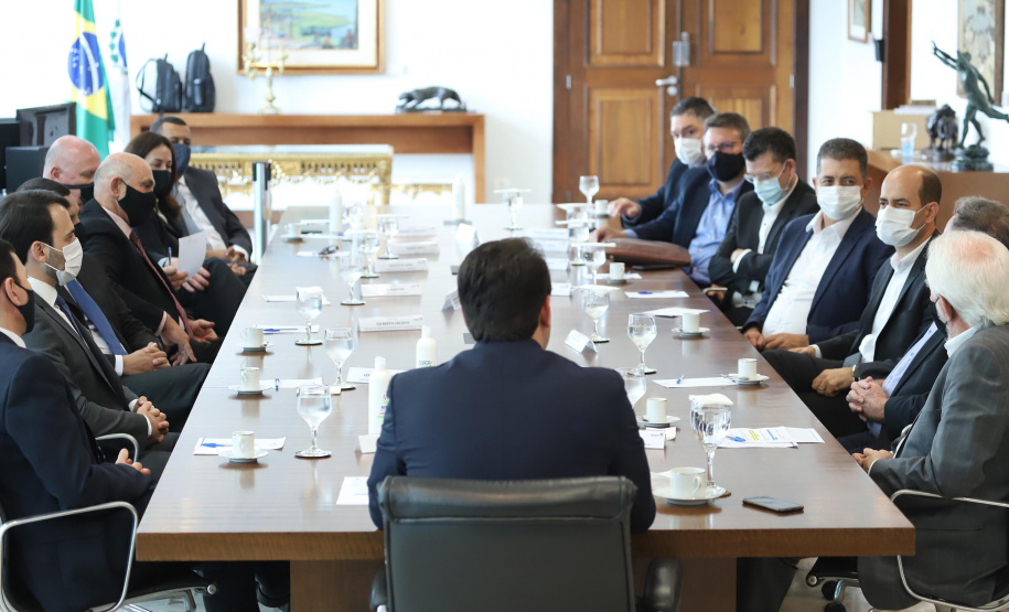 A Gelprime, empresa do grupo Vancouros, anunciou nesta terça-feira (20) um investimento de cerca de R$ 300 milhões em um complexo industrial em Ibiporã, no Norte do Paraná. A assinatura do acordo com a Secretaria da Fazenda aconteceu no Palácio Iguaçu e contou com a participação do governador Carlos Massa Ratinho Junior e do presidente da empresa, Edson Vanzella Pereira de Souza.