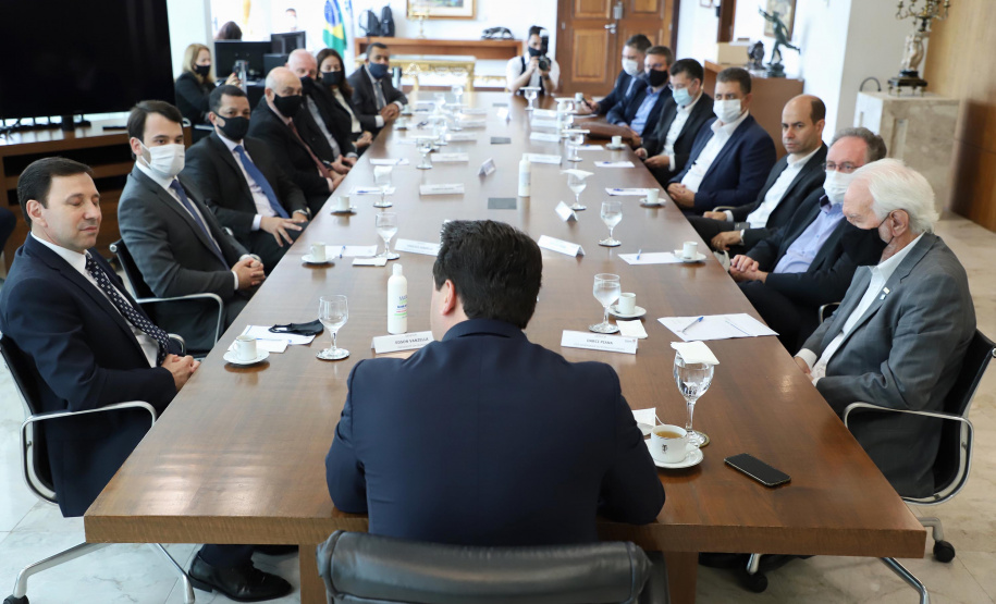 A Gelprime, empresa do grupo Vancouros, anunciou nesta terça-feira (20) um investimento de cerca de R$ 300 milhões em um complexo industrial em Ibiporã, no Norte do Paraná. A assinatura do acordo com a Secretaria da Fazenda aconteceu no Palácio Iguaçu e contou com a participação do governador Carlos Massa Ratinho Junior e do presidente da empresa, Edson Vanzella Pereira de Souza.