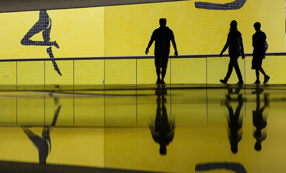 Depois de sete meses fechado, o Museu Oscar Niemeyer (MON) reabriu ao público na última sexta-feira (16), seguindo orientações de segurança determinadas pela Secretaria Estadual de Saúde. A programação virtual do #monemcasa, entretanto, continua acontecendo por meio de oficinas, mediações, quizzes e live. -Foto : Jonathan Campos / AEN