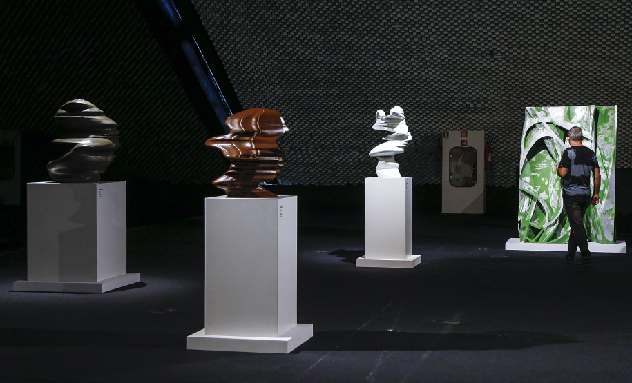 Depois de sete meses fechado, o Museu Oscar Niemeyer (MON) reabriu ao público na última sexta-feira (16), seguindo orientações de segurança determinadas pela Secretaria Estadual de Saúde. A programação virtual do #monemcasa, entretanto, continua acontecendo por meio de oficinas, mediações, quizzes e live. -Foto : Jonathan Campos / AEN