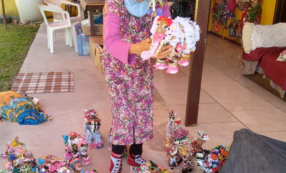 A artista paranaense Efigênia Rolim será o tema da próxima oficina artística e de uma mediação online. Conhecida como “rainha do papel de bala”, a artista também é poeta e contadora de histórias. A inspiração para suas obras parte do material reciclado: são bonecos, brinquedos, instrumentos musicais e peças de vestuário.Foto:MON