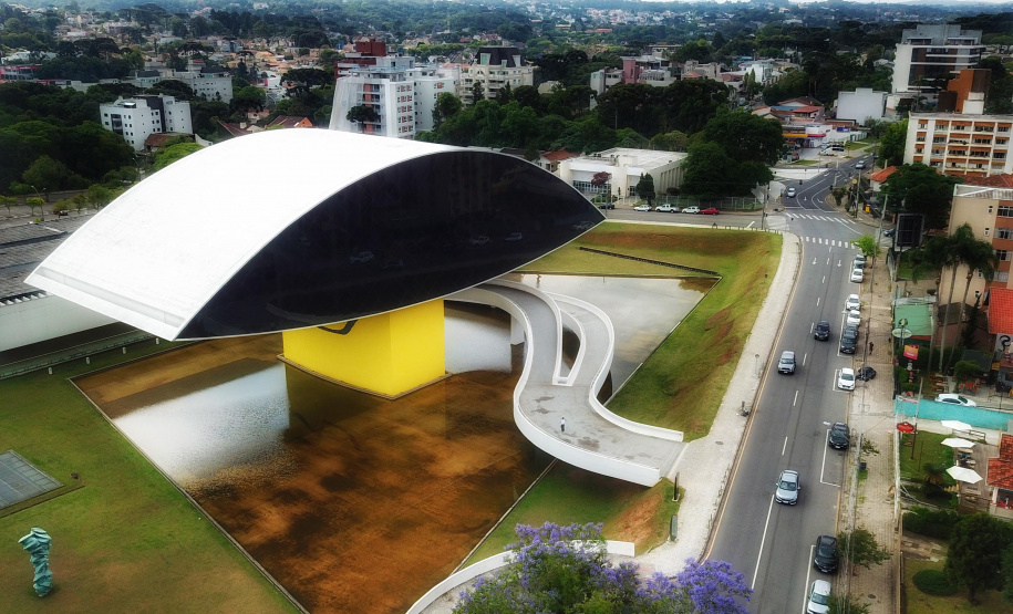 Depois de sete meses fechado, o Museu Oscar Niemeyer (MON) reabriu ao público na última sexta-feira (16), seguindo orientações de segurança determinadas pela Secretaria Estadual de Saúde. A programação virtual do #monemcasa, entretanto, continua acontecendo por meio de oficinas, mediações, quizzes e lives. Foto: José Fernando Ogura/AEN