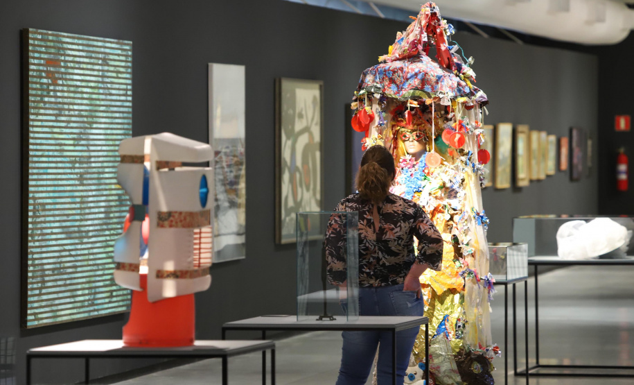 Depois de sete meses fechado, o Museu Oscar Niemeyer (MON) reabriu ao público na última sexta-feira (16), seguindo orientações de segurança determinadas pela Secretaria Estadual de Saúde. A programação virtual do #monemcasa, entretanto, continua acontecendo por meio de oficinas, mediações, quizzes e lives. Foto: José Fernando Ogura/AEN