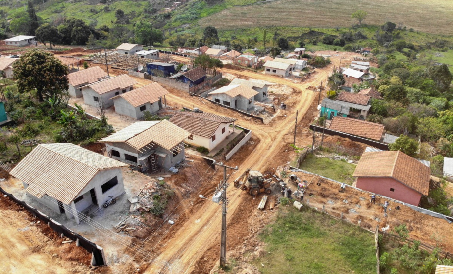 A Cohapar publicou nesta segunda-feira (19) o Manual de Gestão e Fiscalização de Obras sob a responsabilidade da empresa. O material traz conteúdos com orientações detalhadas aos engenheiros, arquitetos e técnicos da companhia que atuam como gestores e fiscais dos projetos de construção e reforma de casas populares, instalação de infraestrutura, urbanização e recuperação ambiental. Foto: Gilson Abreu/AEN