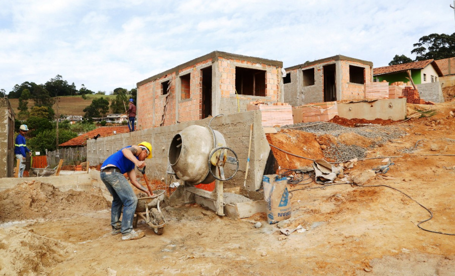 A Cohapar publicou nesta segunda-feira (19) o Manual de Gestão e Fiscalização de Obras sob a responsabilidade da empresa. O material traz conteúdos com orientações detalhadas aos engenheiros, arquitetos e técnicos da companhia que atuam como gestores e fiscais dos projetos de construção e reforma de casas populares, instalação de infraestrutura, urbanização e recuperação ambiental. Foto: Gilson Abreu/AEN