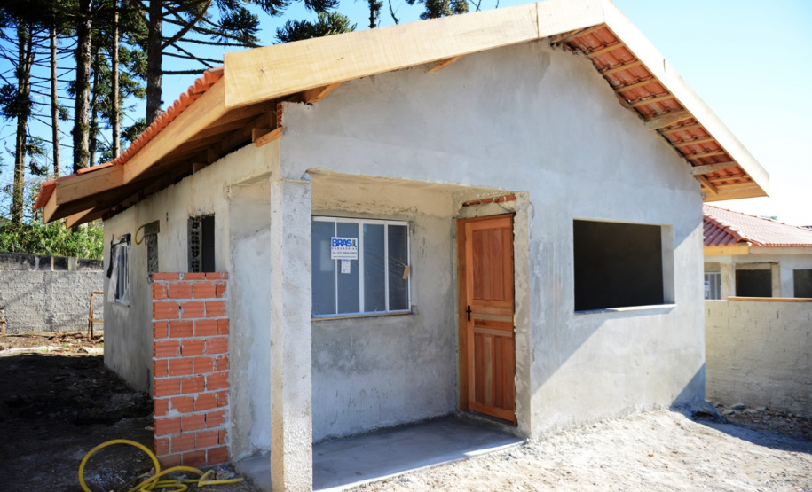 A Cohapar publicou nesta segunda-feira (19) o Manual de Gestão e Fiscalização de Obras sob a responsabilidade da empresa. O material traz conteúdos com orientações detalhadas aos engenheiros, arquitetos e técnicos da companhia que atuam como gestores e fiscais dos projetos de construção e reforma de casas populares, instalação de infraestrutura, urbanização e recuperação ambiental. Foto: Cohapar