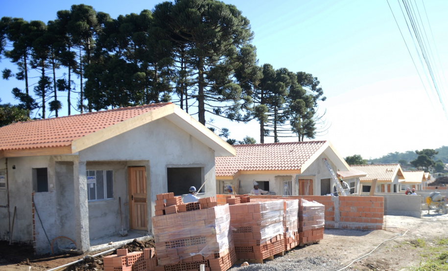 A Cohapar publicou nesta segunda-feira (19) o Manual de Gestão e Fiscalização de Obras sob a responsabilidade da empresa. O material traz conteúdos com orientações detalhadas aos engenheiros, arquitetos e técnicos da companhia que atuam como gestores e fiscais dos projetos de construção e reforma de casas populares, instalação de infraestrutura, urbanização e recuperação ambiental.