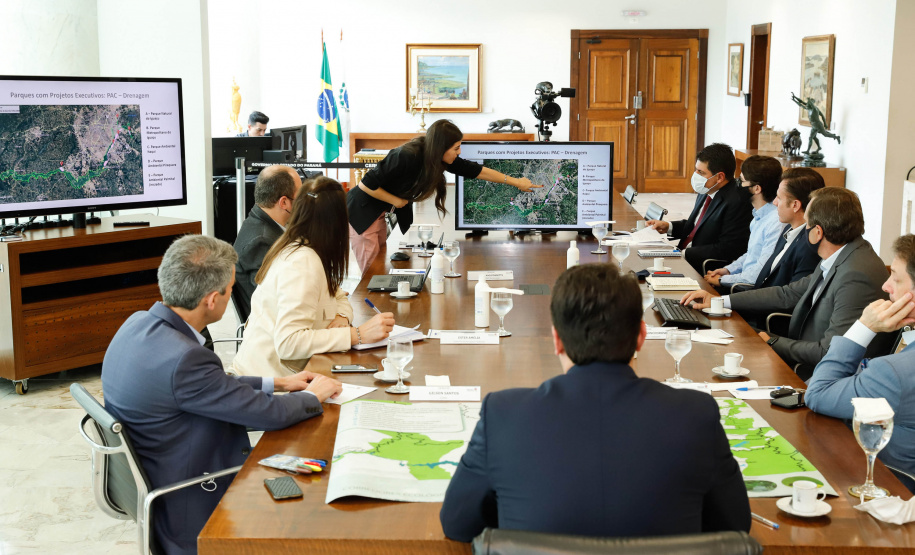 A Companhia de Saneamento do Paraná (Sanepar) e a Coordenação da Região Metropolitana de Curitiba (Comec) apresentaram ao governador Carlos Massa Ratinho Junior, nesta terça-feira (20), um projeto de preservação ambiental ao longo do trecho do Rio Iguaçu que corta a Região Metropolitana de Curitiba (RMC).