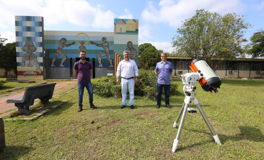 Curso Goioere A Universidade Estadual de Maringá (UEM) anunciou a implantação do novo curso de Física Médica, no Câmpus de Goioerê, com oferta 40 vagas, com duração de quatro anos. Na foto,  Robson Ferrari Muniz, coordenador curso de Física,  o diretor do campus,  Gilson dos Santos Croscato e Ronaldo Celso Viscovini, coordenador-adjunto do curso de Física .  15/10/2020 - Foto: Geraldo Bubniak/AEN
