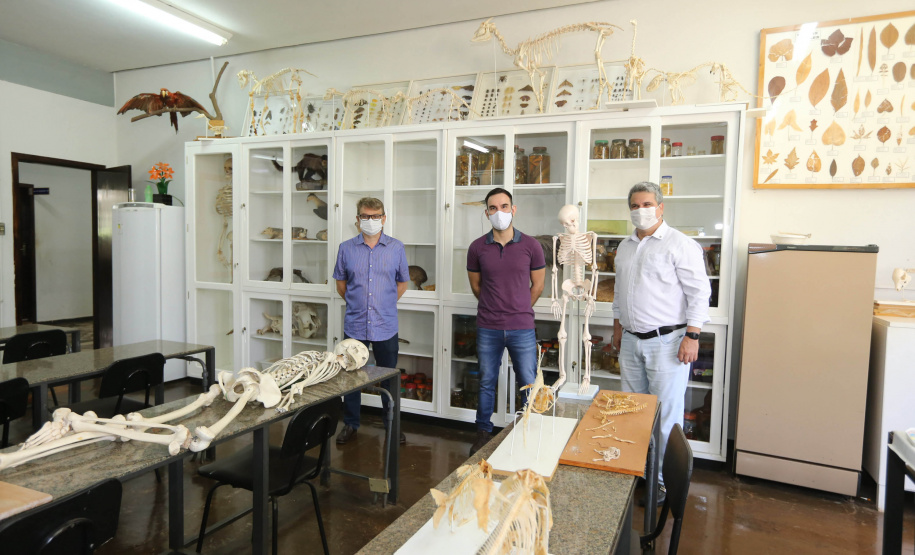 Curso Goioere A Universidade Estadual de Maringá (UEM) anunciou a implantação do novo curso de Física Médica, no Câmpus de Goioerê, com oferta 40 vagas, com duração de quatro anos.  Na foto, Ronaldo Celso Viscovini, coordenador-adjunto do curso de Física , Robson Ferrari Muniz, coordenador curso de Físicae o diretor do campus,  Gilson dos Santos Croscato. 15/10/2020 - Foto: Geraldo Bubniak/AEN