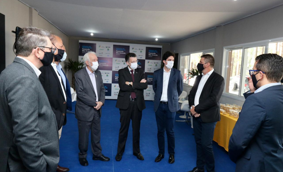 Promovido pela Invest Paraná, rodada de negócios reúne quem compra e quem vende produtos e serviços no município para facilitar investimentos que gerem emprego e renda. Participam 25 empresas âncoras e 75 pequenas empresas.

Foto: Camila Tonett.