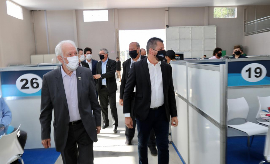 Promovido pela Invest Paraná, rodada de negócios reúne quem compra e quem vende produtos e serviços no município para facilitar investimentos que gerem emprego e renda. Participam 25 empresas âncoras e 75 pequenas empresas.

Foto: Camila Tonett.