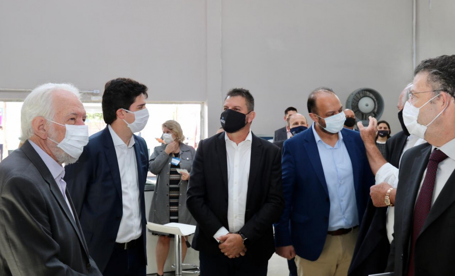 Promovido pela Invest Paraná, rodada de negócios reúne quem compra e quem vende produtos e serviços no município para facilitar investimentos que gerem emprego e renda. Participam 25 empresas âncoras e 75 pequenas empresas.

Foto: Camila Tonett.