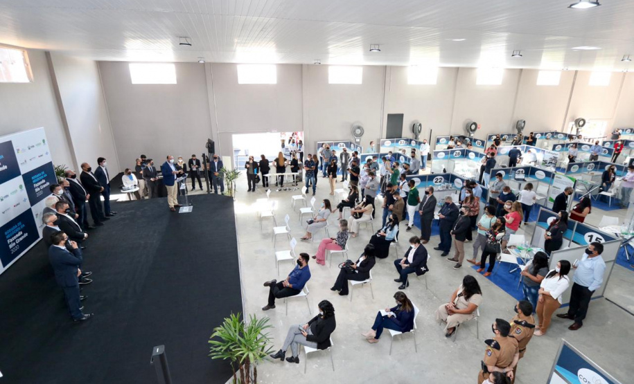 Promovido pela Invest Paraná, rodada de negócios reúne quem compra e quem vende produtos e serviços no município para facilitar investimentos que gerem emprego e renda. Participam 25 empresas âncoras e 75 pequenas empresas.

Foto: Camila Tonett.