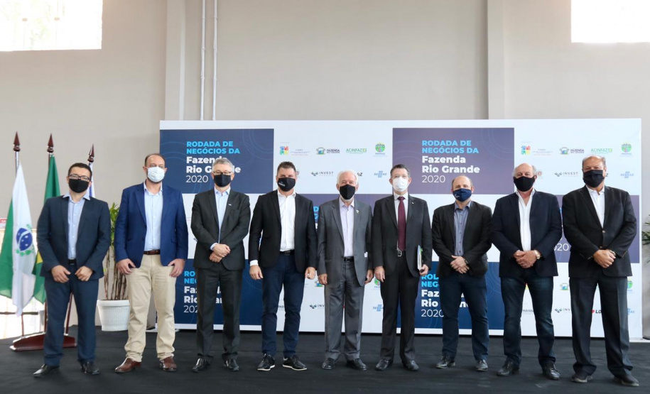 Promovido pela Invest Paraná, rodada de negócios reúne quem compra e quem vende produtos e serviços no município para facilitar investimentos que gerem emprego e renda. Participam 25 empresas âncoras e 75 pequenas empresas.

Foto: Camila Tonett.