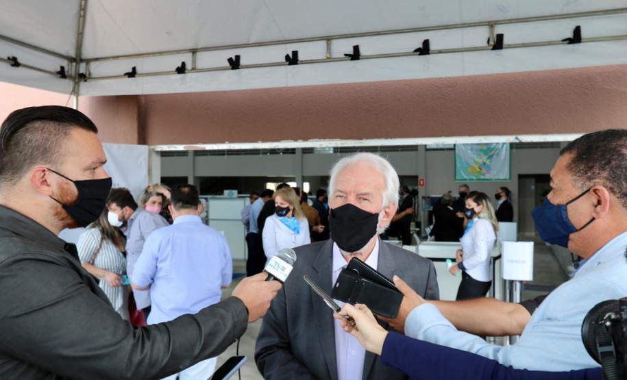 Promovido pela Invest Paraná, rodada de negócios reúne quem compra e quem vende produtos e serviços no município para facilitar investimentos que gerem emprego e renda. Participam 25 empresas âncoras e 75 pequenas empresas.

Foto: Camila Tonett.