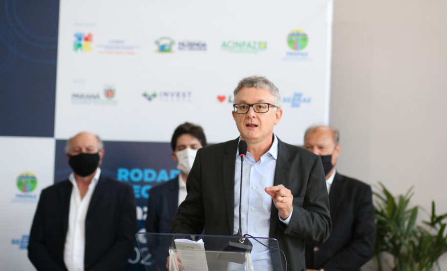 Promovido pela Invest Paraná, rodada de negócios reúne quem compra e quem vende produtos e serviços no município para facilitar investimentos que gerem emprego e renda. Participam 25 empresas âncoras e 75 pequenas empresas.

Foto: Camila Tonett.