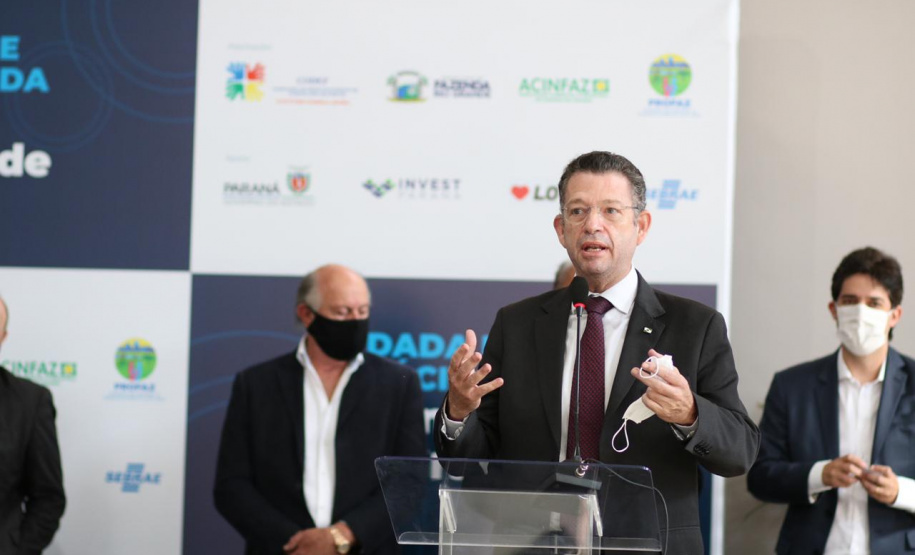 Promovido pela Invest Paraná, rodada de negócios reúne quem compra e quem vende produtos e serviços no município para facilitar investimentos que gerem emprego e renda. Participam 25 empresas âncoras e 75 pequenas empresas.

Foto: Camila Tonett.