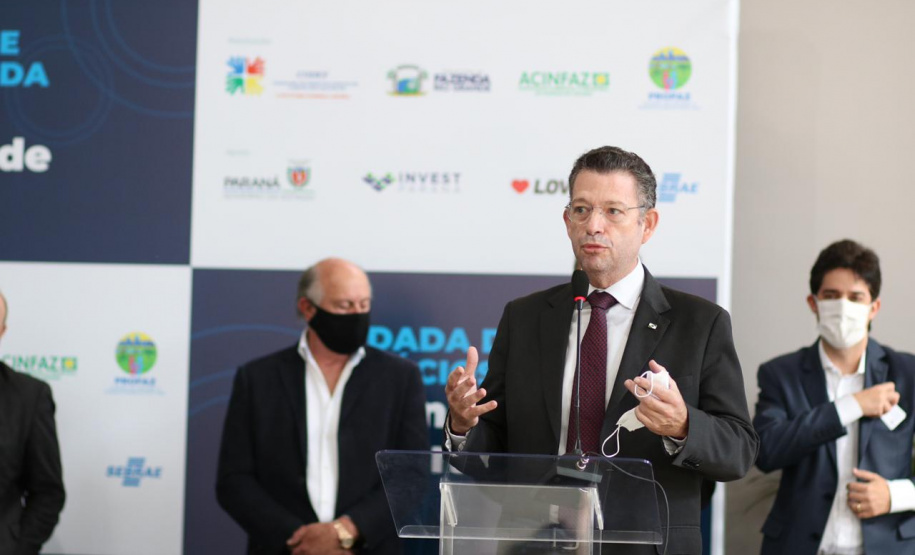 Promovido pela Invest Paraná, rodada de negócios reúne quem compra e quem vende produtos e serviços no município para facilitar investimentos que gerem emprego e renda. Participam 25 empresas âncoras e 75 pequenas empresas.

Foto: Camila Tonett.