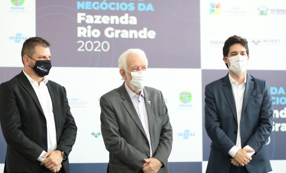 Promovido pela Invest Paraná, rodada de negócios reúne quem compra e quem vende produtos e serviços no município para facilitar investimentos que gerem emprego e renda. Participam 25 empresas âncoras e 75 pequenas empresas.

Foto: Camila Tonett.