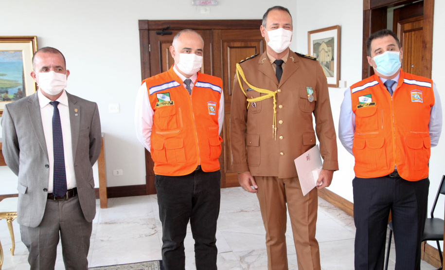 O governador Carlos Massa Ratinho Junior afirmou nesta quarta-feira (21) que a Casa Militar e a Defesa Civil do Estado desempenham papel fundamental de apoio à população no enfrentamento da pandemia do novo coronavírus no Paraná, a primeira com a logística do transporte aéreo dos testes e a segunda com a capacidade de organização e distribuição de insumos e Equipamentos de Proteção Individual (EPIs), além da participação efetiva em ações solidárias e de ajuda humanitária