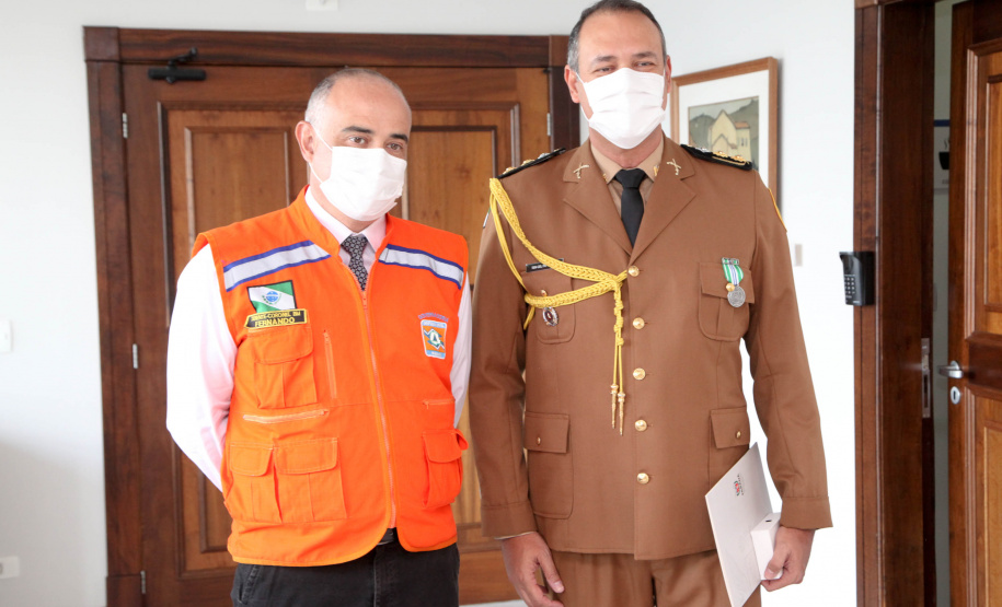 O governador Carlos Massa Ratinho Junior afirmou nesta quarta-feira (21) que a Casa Militar e a Defesa Civil do Estado desempenham papel fundamental de apoio à população no enfrentamento da pandemia do novo coronavírus no Paraná, a primeira com a logística do transporte aéreo dos testes e a segunda com a capacidade de organização e distribuição de insumos e Equipamentos de Proteção Individual (EPIs), além da participação efetiva em ações solidárias e de ajuda humanitária