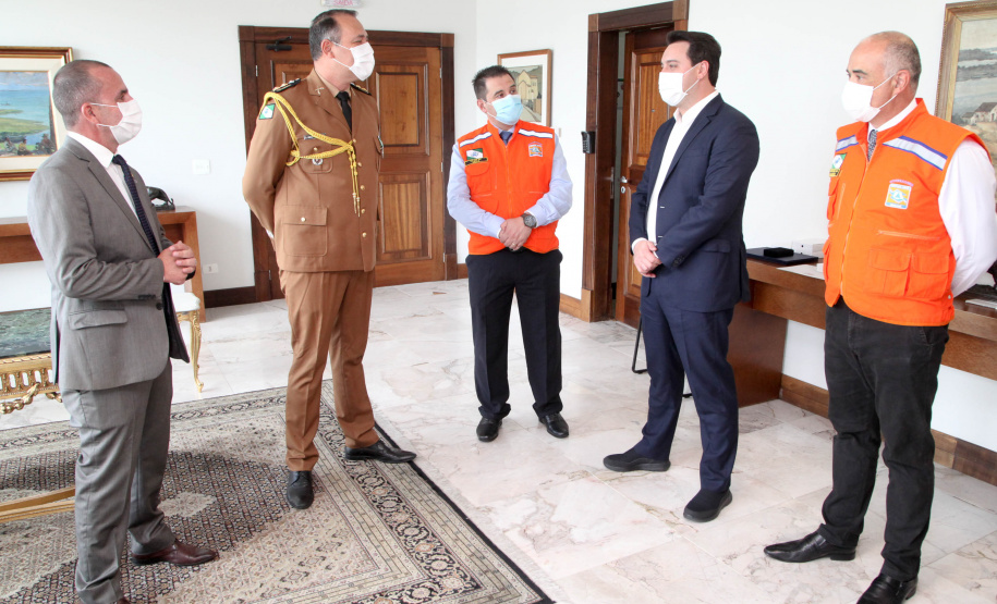 O governador Carlos Massa Ratinho Junior afirmou nesta quarta-feira (21) que a Casa Militar e a Defesa Civil do Estado desempenham papel fundamental de apoio à população no enfrentamento da pandemia do novo coronavírus no Paraná, a primeira com a logística do transporte aéreo dos testes e a segunda com a capacidade de organização e distribuição de insumos e Equipamentos de Proteção Individual (EPIs), além da participação efetiva em ações solidárias e de ajuda humanitária