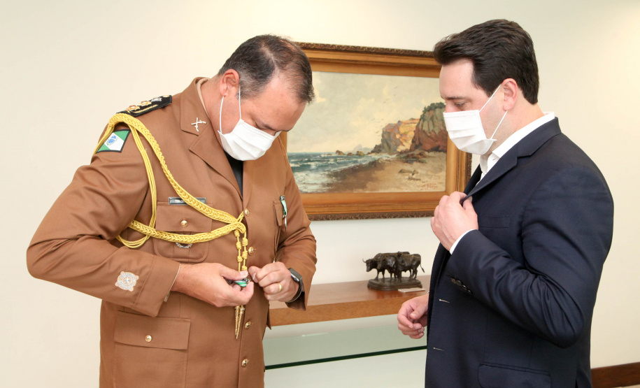 O governador Carlos Massa Ratinho Junior afirmou nesta quarta-feira (21) que a Casa Militar e a Defesa Civil do Estado desempenham papel fundamental de apoio à população no enfrentamento da pandemia do novo coronavírus no Paraná, a primeira com a logística do transporte aéreo dos testes e a segunda com a capacidade de organização e distribuição de insumos e Equipamentos de Proteção Individual (EPIs), além da participação efetiva em ações solidárias e de ajuda humanitária