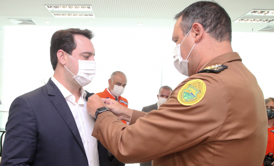 O governador Carlos Massa Ratinho Junior afirmou nesta quarta-feira (21) que a Casa Militar e a Defesa Civil do Estado desempenham papel fundamental de apoio à população no enfrentamento da pandemia do novo coronavírus no Paraná, a primeira com a logística do transporte aéreo dos testes e a segunda com a capacidade de organização e distribuição de insumos e Equipamentos de Proteção Individual (EPIs), além da participação efetiva em ações solidárias e de ajuda humanitária