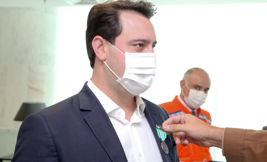 O governador Carlos Massa Ratinho Junior afirmou nesta quarta-feira (21) que a Casa Militar e a Defesa Civil do Estado desempenham papel fundamental de apoio à população no enfrentamento da pandemia do novo coronavírus no Paraná, a primeira com a logística do transporte aéreo dos testes e a segunda com a capacidade de organização e distribuição de insumos e Equipamentos de Proteção Individual (EPIs), além da participação efetiva em ações solidárias e de ajuda humanitária