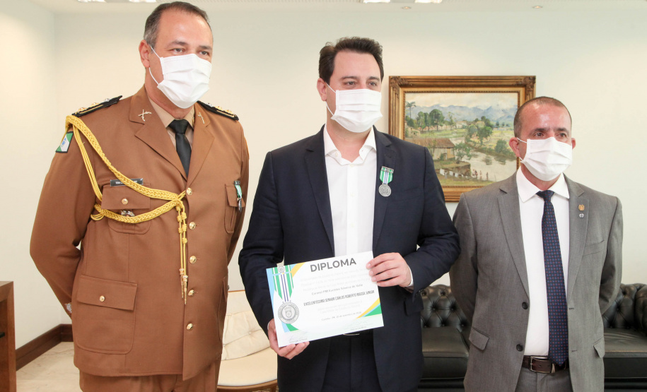 O governador Carlos Massa Ratinho Junior afirmou nesta quarta-feira (21) que a Casa Militar e a Defesa Civil do Estado desempenham papel fundamental de apoio à população no enfrentamento da pandemia do novo coronavírus no Paraná, a primeira com a logística do transporte aéreo dos testes e a segunda com a capacidade de organização e distribuição de insumos e Equipamentos de Proteção Individual (EPIs), além da participação efetiva em ações solidárias e de ajuda humanitária