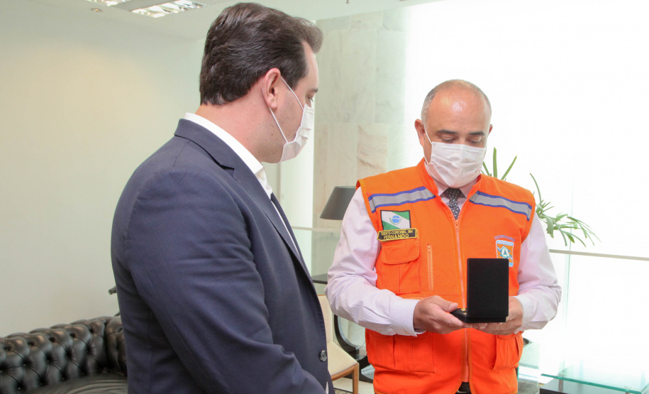 O governador Carlos Massa Ratinho Junior afirmou nesta quarta-feira (21) que a Casa Militar e a Defesa Civil do Estado desempenham papel fundamental de apoio à população no enfrentamento da pandemia do novo coronavírus no Paraná, a primeira com a logística do transporte aéreo dos testes e a segunda com a capacidade de organização e distribuição de insumos e Equipamentos de Proteção Individual (EPIs), além da participação efetiva em ações solidárias e de ajuda humanitária