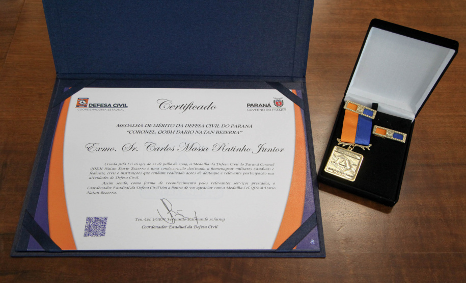 O governador Carlos Massa Ratinho Junior afirmou nesta quarta-feira (21) que a Casa Militar e a Defesa Civil do Estado desempenham papel fundamental de apoio à população no enfrentamento da pandemia do novo coronavírus no Paraná, a primeira com a logística do transporte aéreo dos testes e a segunda com a capacidade de organização e distribuição de insumos e Equipamentos de Proteção Individual (EPIs), além da participação efetiva em ações solidárias e de ajuda humanitária