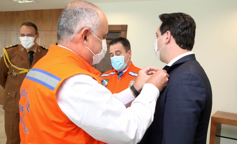 O governador Carlos Massa Ratinho Junior afirmou nesta quarta-feira (21) que a Casa Militar e a Defesa Civil do Estado desempenham papel fundamental de apoio à população no enfrentamento da pandemia do novo coronavírus no Paraná, a primeira com a logística do transporte aéreo dos testes e a segunda com a capacidade de organização e distribuição de insumos e Equipamentos de Proteção Individual (EPIs), além da participação efetiva em ações solidárias e de ajuda humanitária