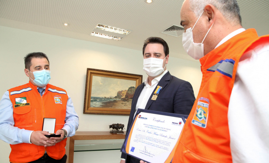 O governador Carlos Massa Ratinho Junior afirmou nesta quarta-feira (21) que a Casa Militar e a Defesa Civil do Estado desempenham papel fundamental de apoio à população no enfrentamento da pandemia do novo coronavírus no Paraná, a primeira com a logística do transporte aéreo dos testes e a segunda com a capacidade de organização e distribuição de insumos e Equipamentos de Proteção Individual (EPIs), além da participação efetiva em ações solidárias e de ajuda humanitária