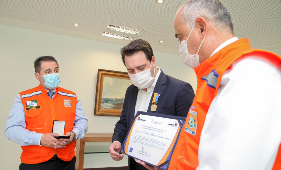 O governador Carlos Massa Ratinho Junior afirmou nesta quarta-feira (21) que a Casa Militar e a Defesa Civil do Estado desempenham papel fundamental de apoio à população no enfrentamento da pandemia do novo coronavírus no Paraná, a primeira com a logística do transporte aéreo dos testes e a segunda com a capacidade de organização e distribuição de insumos e Equipamentos de Proteção Individual (EPIs), além da participação efetiva em ações solidárias e de ajuda humanitária