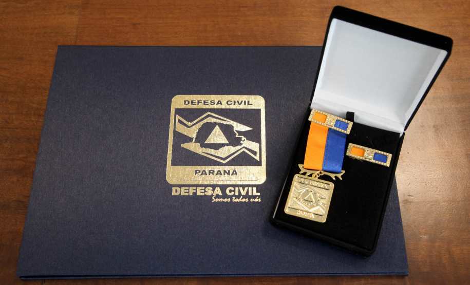 O governador Carlos Massa Ratinho Junior afirmou nesta quarta-feira (21) que a Casa Militar e a Defesa Civil do Estado desempenham papel fundamental de apoio à população no enfrentamento da pandemia do novo coronavírus no Paraná, a primeira com a logística do transporte aéreo dos testes e a segunda com a capacidade de organização e distribuição de insumos e Equipamentos de Proteção Individual (EPIs), além da participação efetiva em ações solidárias e de ajuda humanitária