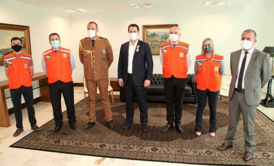 O governador Carlos Massa Ratinho Junior afirmou nesta quarta-feira (21) que a Casa Militar e a Defesa Civil do Estado desempenham papel fundamental de apoio à população no enfrentamento da pandemia do novo coronavírus no Paraná, a primeira com a logística do transporte aéreo dos testes e a segunda com a capacidade de organização e distribuição de insumos e Equipamentos de Proteção Individual (EPIs), além da participação efetiva em ações solidárias e de ajuda humanitária