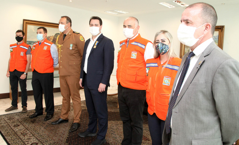 O governador Carlos Massa Ratinho Junior afirmou nesta quarta-feira (21) que a Casa Militar e a Defesa Civil do Estado desempenham papel fundamental de apoio à população no enfrentamento da pandemia do novo coronavírus no Paraná, a primeira com a logística do transporte aéreo dos testes e a segunda com a capacidade de organização e distribuição de insumos e Equipamentos de Proteção Individual (EPIs), além da participação efetiva em ações solidárias e de ajuda humanitária