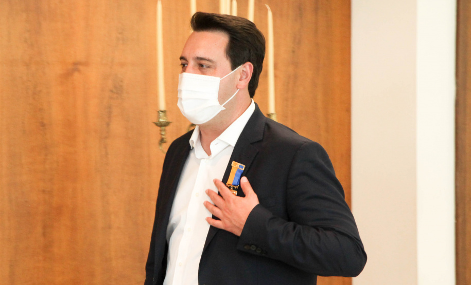 O governador Carlos Massa Ratinho Junior afirmou nesta quarta-feira (21) que a Casa Militar e a Defesa Civil do Estado desempenham papel fundamental de apoio à população no enfrentamento da pandemia do novo coronavírus no Paraná, a primeira com a logística do transporte aéreo dos testes e a segunda com a capacidade de organização e distribuição de insumos e Equipamentos de Proteção Individual (EPIs), além da participação efetiva em ações solidárias e de ajuda humanitária