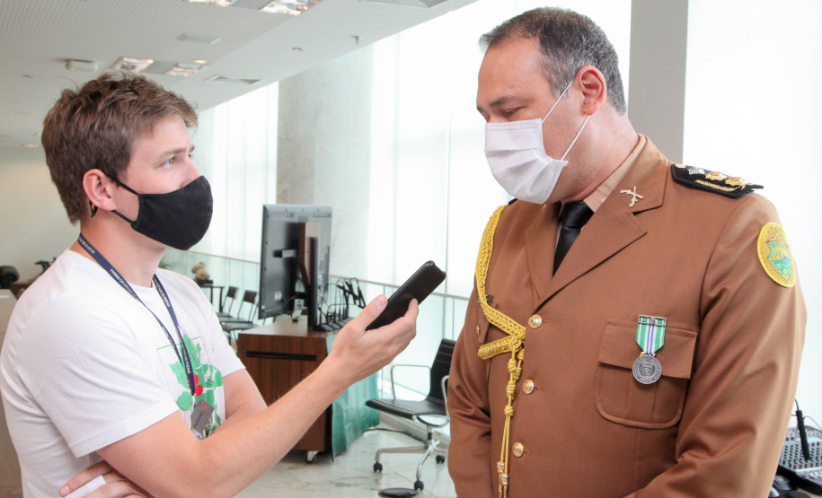 O governador Carlos Massa Ratinho Junior afirmou nesta quarta-feira (21) que a Casa Militar e a Defesa Civil do Estado desempenham papel fundamental de apoio à população no enfrentamento da pandemia do novo coronavírus no Paraná, a primeira com a logística do transporte aéreo dos testes e a segunda com a capacidade de organização e distribuição de insumos e Equipamentos de Proteção Individual (EPIs), além da participação efetiva em ações solidárias e de ajuda humanitária