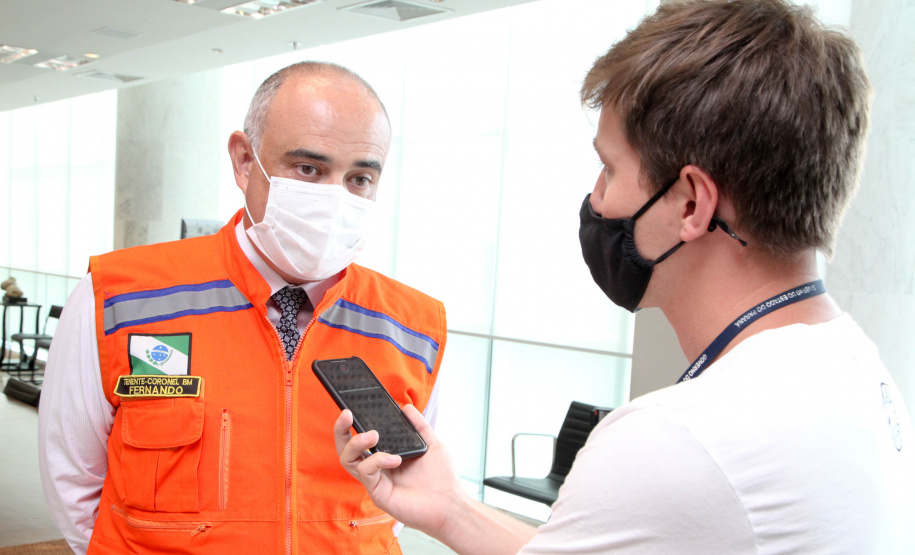 O governador Carlos Massa Ratinho Junior afirmou nesta quarta-feira (21) que a Casa Militar e a Defesa Civil do Estado desempenham papel fundamental de apoio à população no enfrentamento da pandemia do novo coronavírus no Paraná, a primeira com a logística do transporte aéreo dos testes e a segunda com a capacidade de organização e distribuição de insumos e Equipamentos de Proteção Individual (EPIs), além da participação efetiva em ações solidárias e de ajuda humanitária