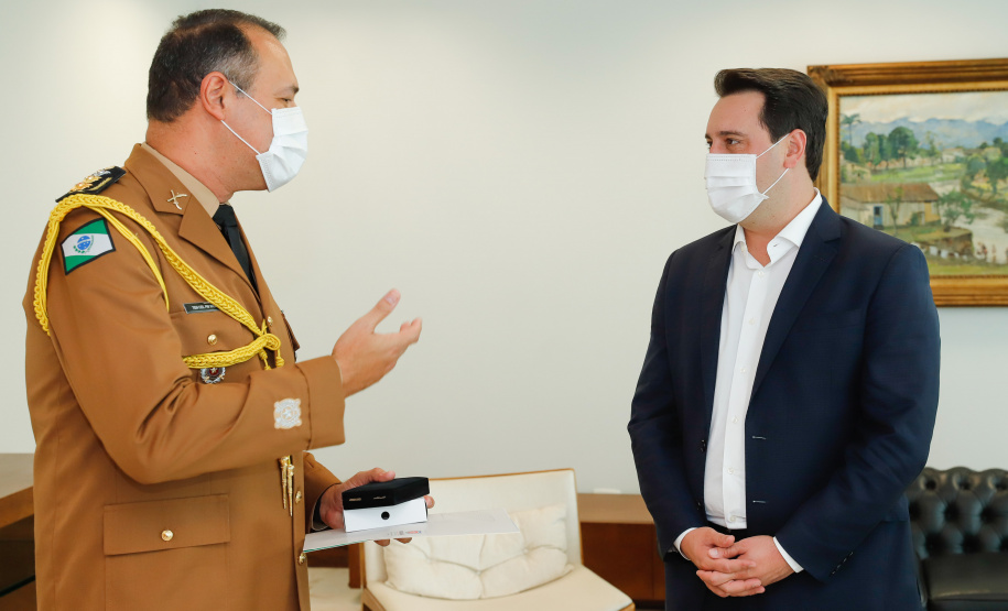 Ratinho Junior fez reconhecimento ao trabalho dos profissionais durante cerimônia reservada. O governador Ratinho Junior foi agraciado com a Medalha de Mérito da Casa Militar e a Medalha de Mérito da Defesa Civil. Foto: Rodrigo Felix Leal