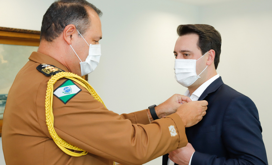 Ratinho Junior fez reconhecimento ao trabalho dos profissionais durante cerimônia reservada. O governador Ratinho Junior foi agraciado com a Medalha de Mérito da Casa Militar e a Medalha de Mérito da Defesa Civil.