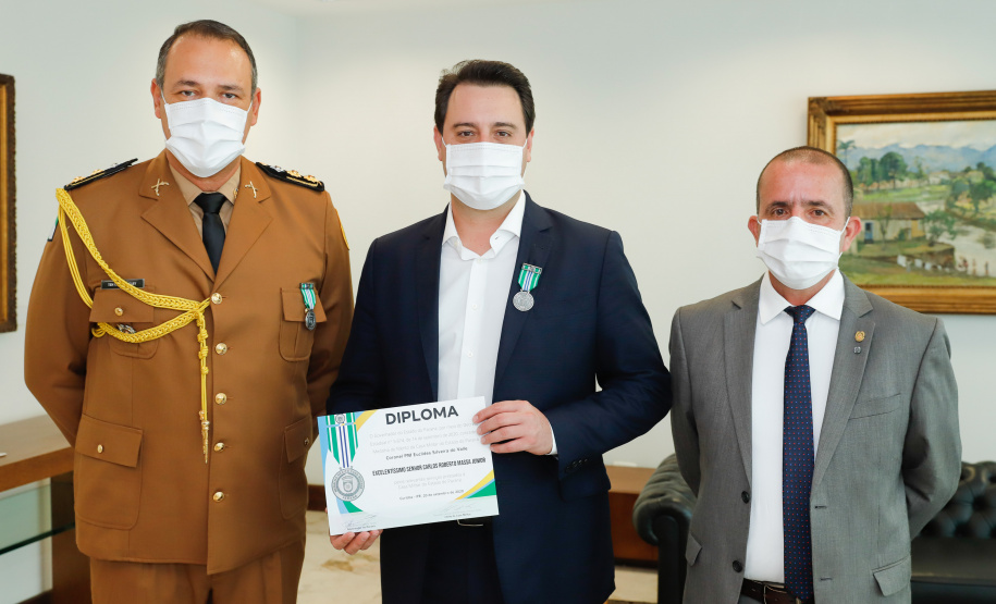 Ratinho Junior fez reconhecimento ao trabalho dos profissionais durante cerimônia reservada. O governador Ratinho Junior foi agraciado com a Medalha de Mérito da Casa Militar e a Medalha de Mérito da Defesa Civil. Foto: Rodrigo Felix Leal