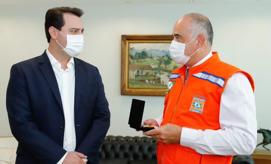 Ratinho Junior fez reconhecimento ao trabalho dos profissionais durante cerimônia reservada. O governador Ratinho Junior foi agraciado com a Medalha de Mérito da Casa Militar e a Medalha de Mérito da Defesa Civil. Foto: Rodrigo Felix Leal